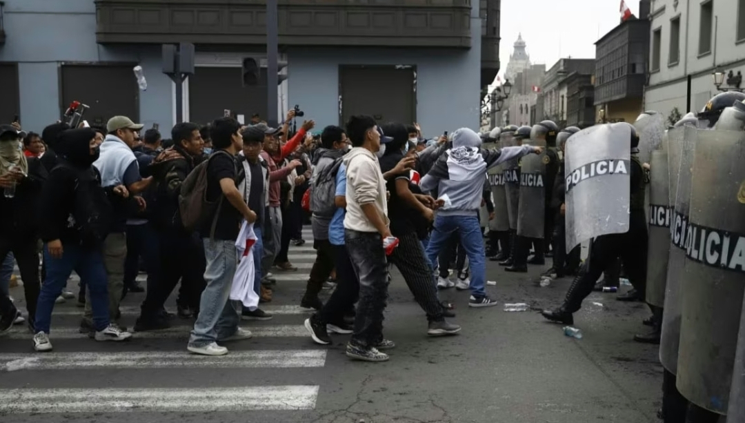 Perú: Enfrentamientos con la policía durante protestas en Lima contra reforma de pensiones y nuevo retiro de AFP