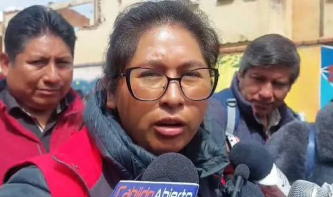 Alcaldía de El Alto afirma que Eva Copa entrega hasta 1.500 obras al año y atribuye retrasos a la escasez de diésel
