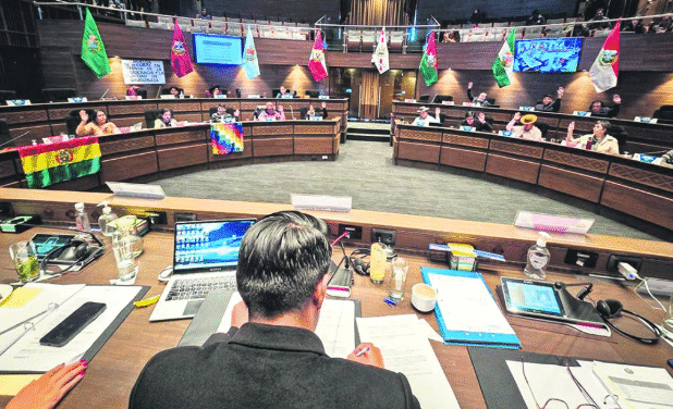 Senado mantiene proyecto contra vocales pese a retiro
