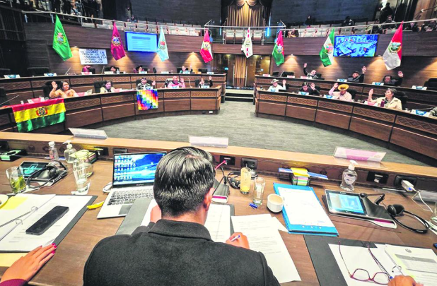 Senado mantiene proyecto contra vocales pese a retiro