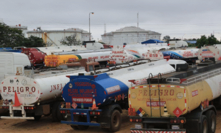 Choferes denuncian muertes por crisis del diésel en Bolivia