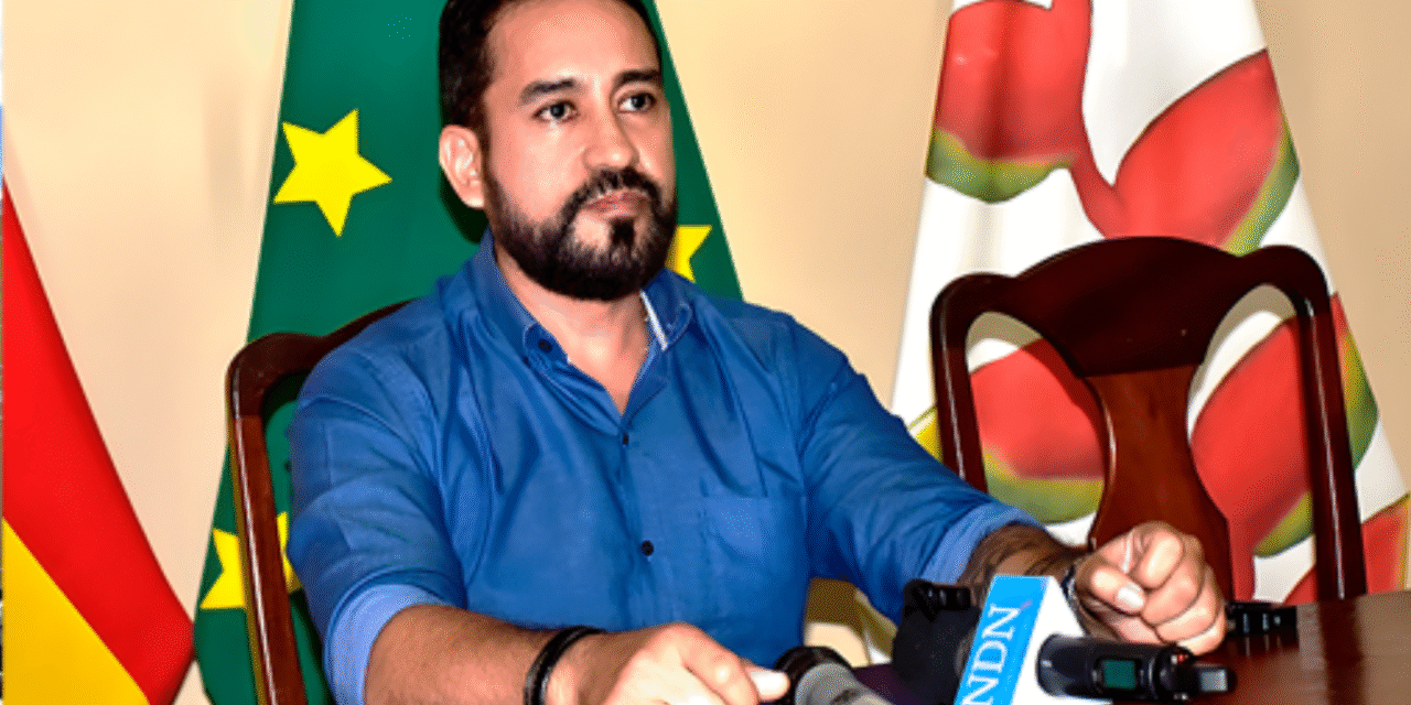 Alcalde de Trinidad y su gabinete reducen su salario para fortalecer la salud municipal
