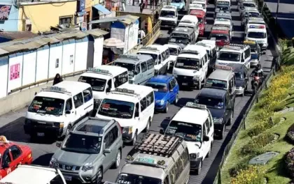 “Va a saturar el transporte”: Choferes de La Paz rechazan propuesta electoral de legalizar autos indocumentados