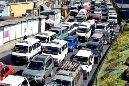 “Va a saturar el transporte”: Choferes de La Paz rechazan propuesta electoral de legalizar autos indocumentados
