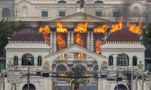 Nepal bajo control militar tras fugas masivas y caos político