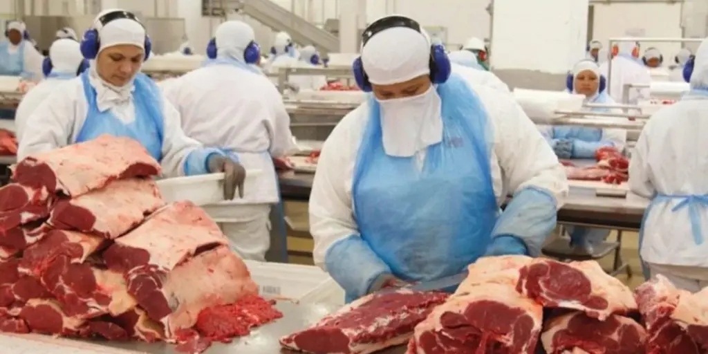 Demanda global empuja precios de la carne a niveles récord en el mercado mundial, según Bloomberg