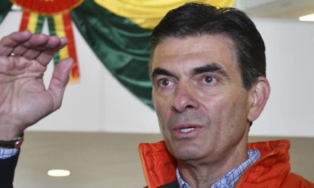 Paz presenta plan en EE.UU. y garantiza suministro de combustible
