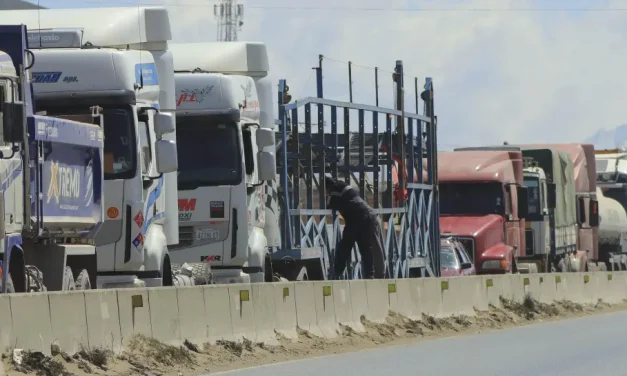 Choferes exigen garantizar combustible en Bolivia hasta diciembre