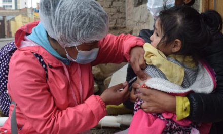 Bolivia aplica más de 1,3 millones de dosis de vacuna contra el sarampión en campaña masiva