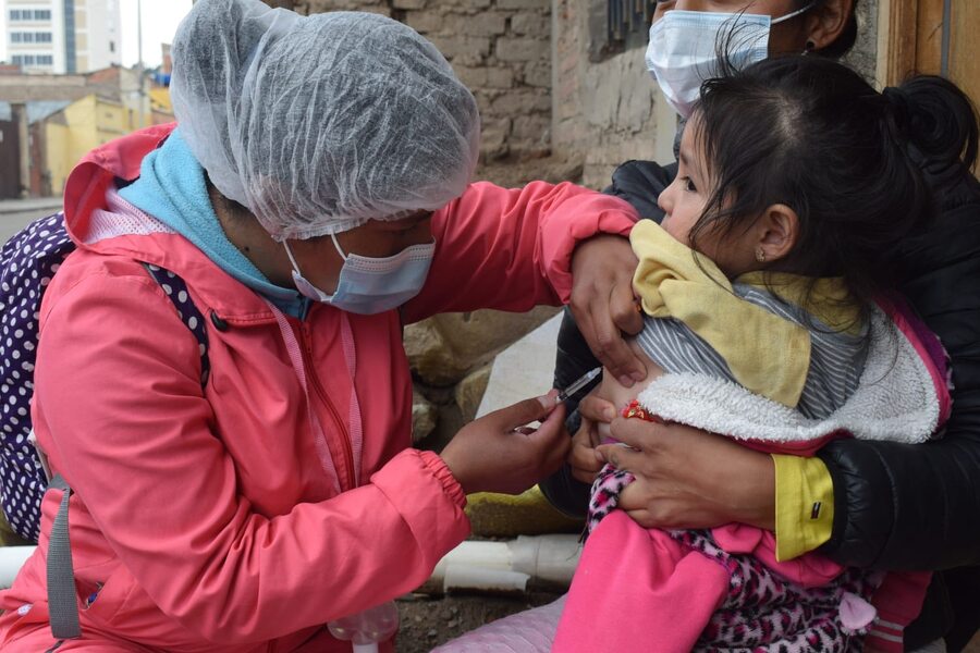 Bolivia aplica más de 1,3 millones de dosis de vacuna contra el sarampión en campaña masiva