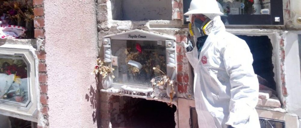 Sale a la luz tercer caso de restos de una víctima del Covid-19 que no está en su nicho, en el cementerio de La Paz