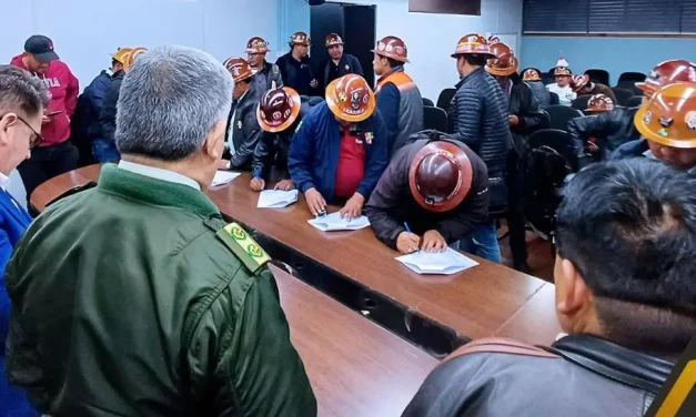 Gobierno y mineros asalariados firman acuerdo contra los avasallamientos y el juqueo