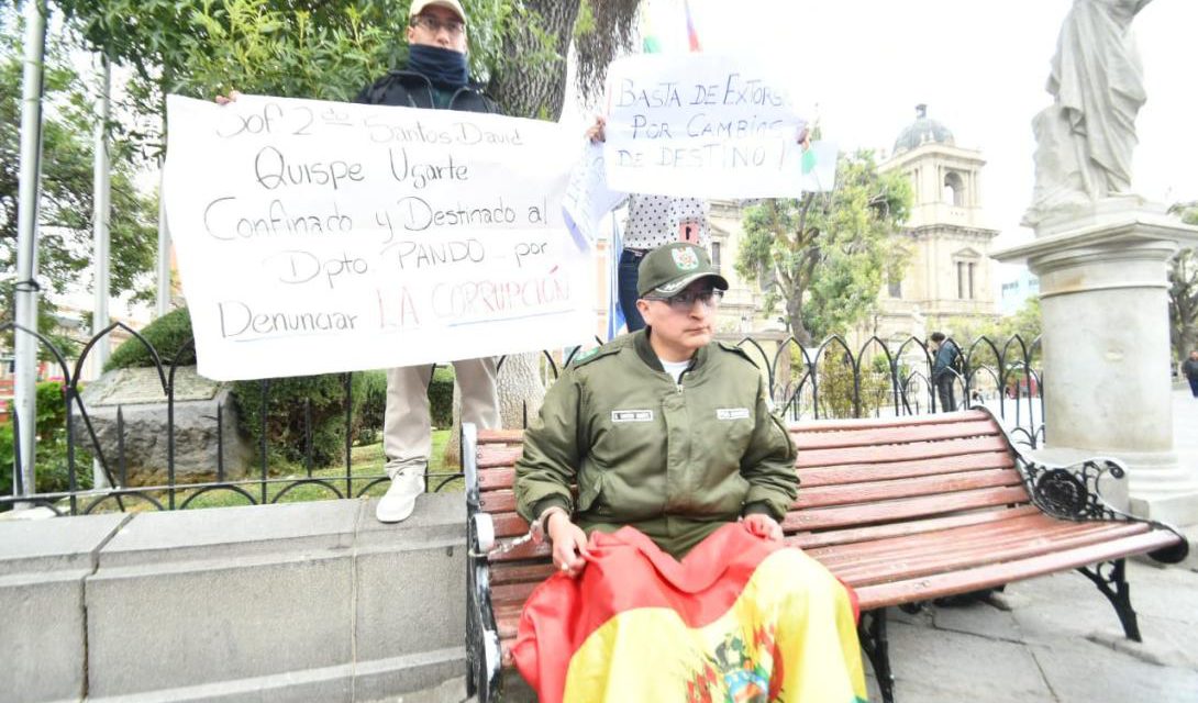 Un policía denuncia “corrupción” y se enmanilla en plena Plaza Murillo de La Paz