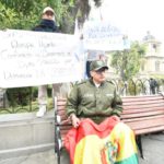 Un policía denuncia “corrupción” y se enmanilla en plena Plaza Murillo de La Paz