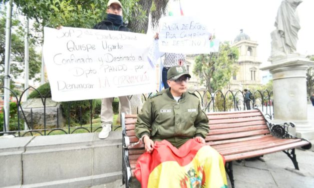 Un policía denuncia “corrupción” y se enmanilla en plena Plaza Murillo de La Paz