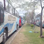 La semana arranca con extensas filas de vehículos que buscan abastecerse de diésel en el eje central