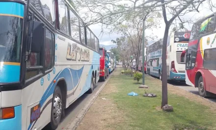 La semana arranca con extensas filas de vehículos que buscan abastecerse de diésel en el eje central