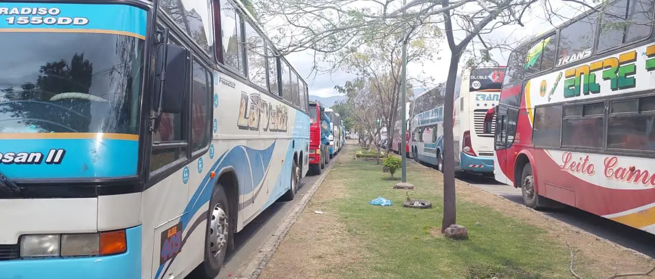 La semana arranca con extensas filas de vehículos que buscan abastecerse de diésel en el eje central
