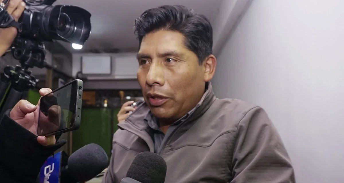 Cercado por tres denuncias, revelan que Flores recibió Bs 209.150 de 13 trabajadores
