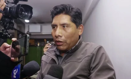 Cercado por tres denuncias, revelan que Flores recibió Bs 209.150 de 13 trabajadores