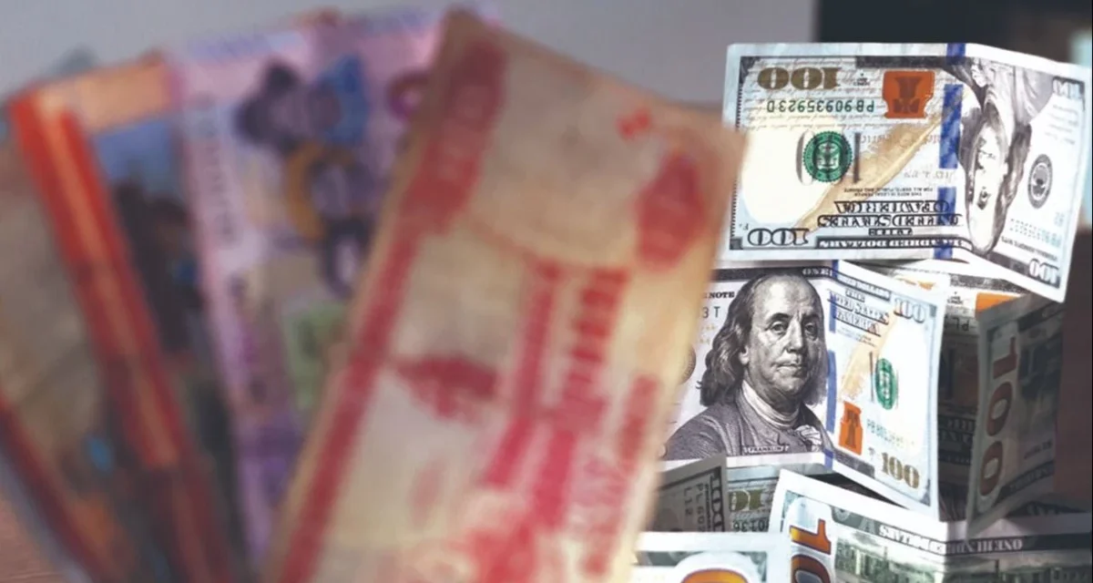 Dólar paralelo fluctúa y ven presiones para alza