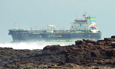 Llega buque con más gasolina y apuran ley para libre importación