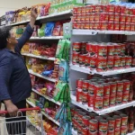 Golpe al bolsillo: familia que en enero gastaba Bs 360 en una canasta básica, hoy debe pagar 100 más