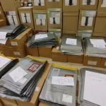 Vehículos para el traslado del material electoral están en las extensas filas de los surtidores por combustibles