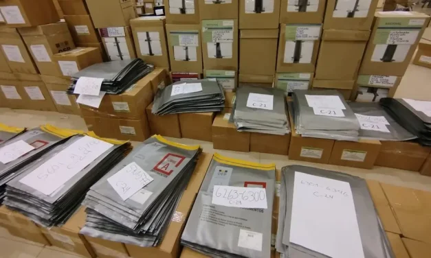 Vehículos para el traslado del material electoral están en las extensas filas de los surtidores por combustibles