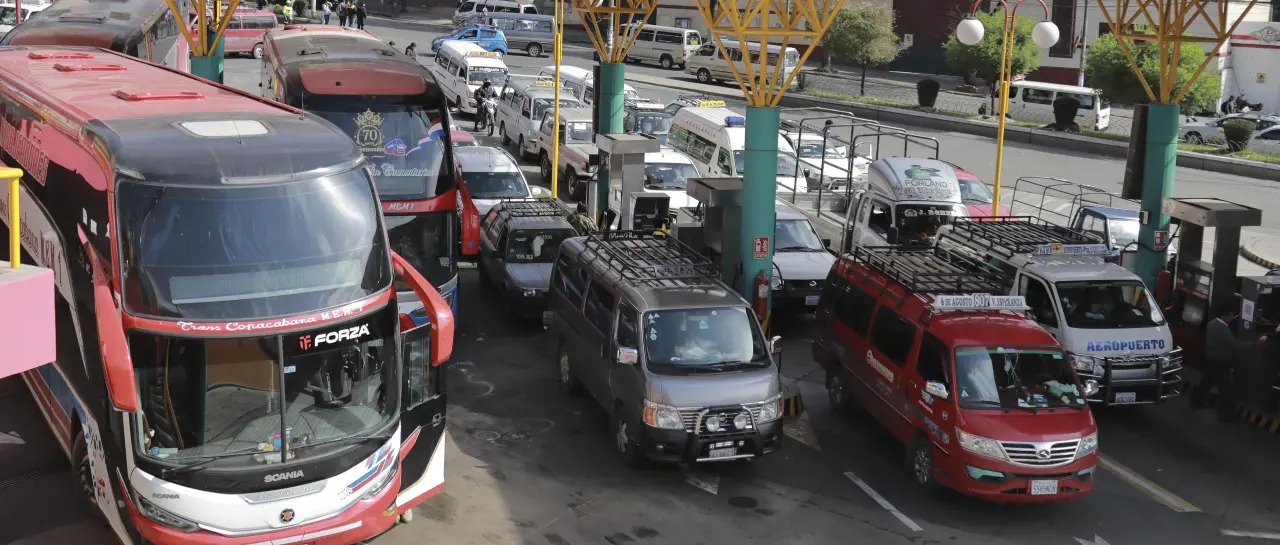 “Los bolivianos necesitamos combustible”: Cívicos cruceños exigen a Arce promulgar ley de importación en emergencia