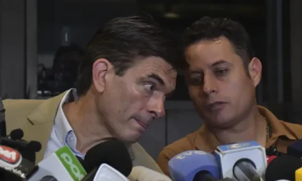 “Ahora es difícil hablar con Rodrigo Paz, ya no contesta las llamadas”, dice Lara