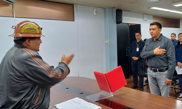 El Ministro de Minería posesiona a Eddy Álvaro Antezana como el nuevo director de la AJAM