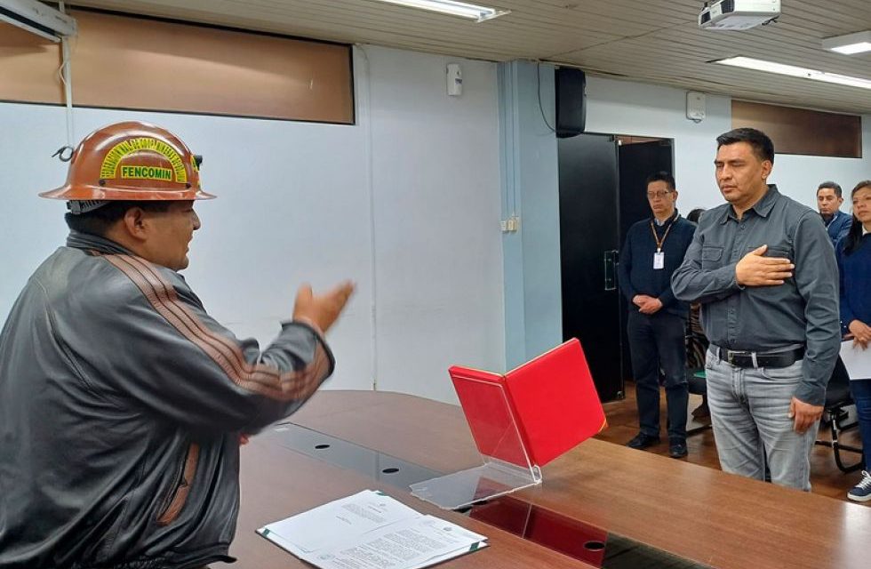El Ministro de Minería posesiona a Eddy Álvaro Antezana como el nuevo director de la AJAM