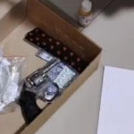 Madre denuncia a su hijo por mal comportamiento y la Policía descubre drogas y un arma