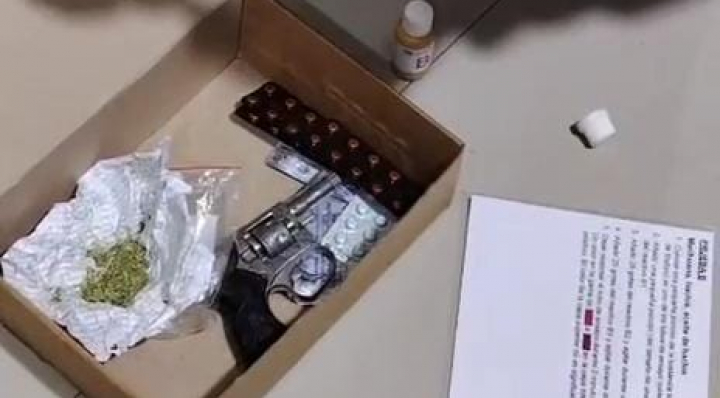 Madre denuncia a su hijo por mal comportamiento y la Policía descubre drogas y un arma