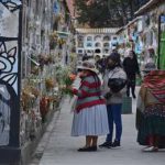 Todos Santos: Alcaldía de El Alto autoriza el armado de mesas en cementerios