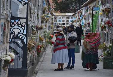 Todos Santos: Alcaldía de El Alto autoriza el armado de mesas en cementerios