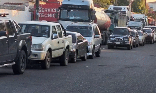 ¿Se normalizará el suministro de combustible? YPFB anunció que este viernes se prevé incrementar los volúmenes