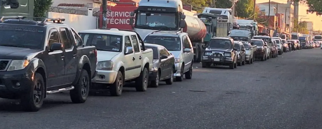 ¿Se normalizará el suministro de combustible? YPFB anunció que este viernes se prevé incrementar los volúmenes