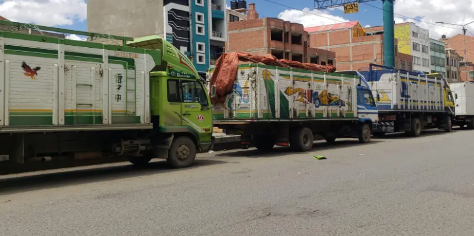 Choferes denuncian largas filas y pérdidas por falta de combustible en La Paz y El Alto