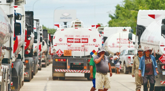 El presidente Arce importó más combustibles que Evo, pero deja una crisis histórica