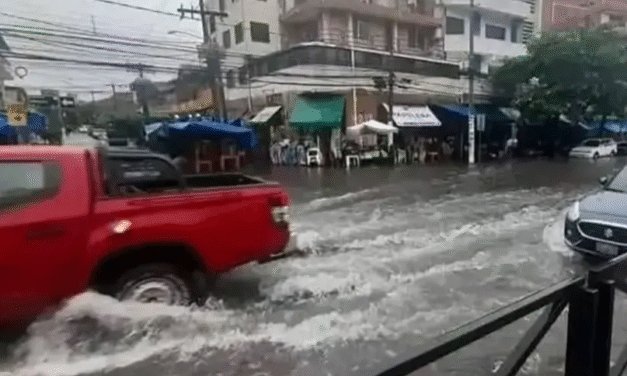 Lluvias inundan calles cruceñas y complican transporte público