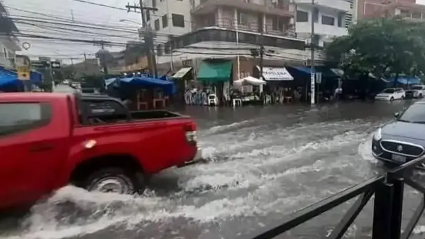 Lluvias inundan calles cruceñas y complican transporte público