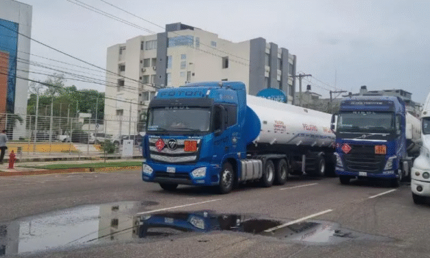 Cisterneros bloquean en santa cruz y rechazan contrato forzado
