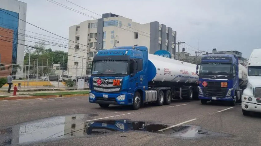 Cisterneros bloquean en santa cruz y rechazan contrato forzado