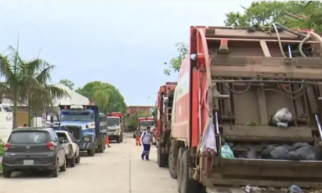 Trabajadores de aseo urbano paran y exigen salarios en Santa Cruz
