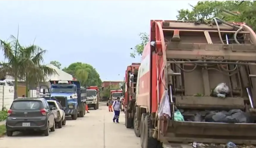 Trabajadores de aseo urbano paran y exigen salarios en Santa Cruz