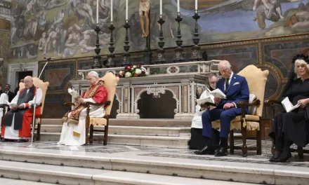 El papa y el rey Carlos III rezan juntos en la Capilla Sixtina en un evento histórico después de casi 500 años