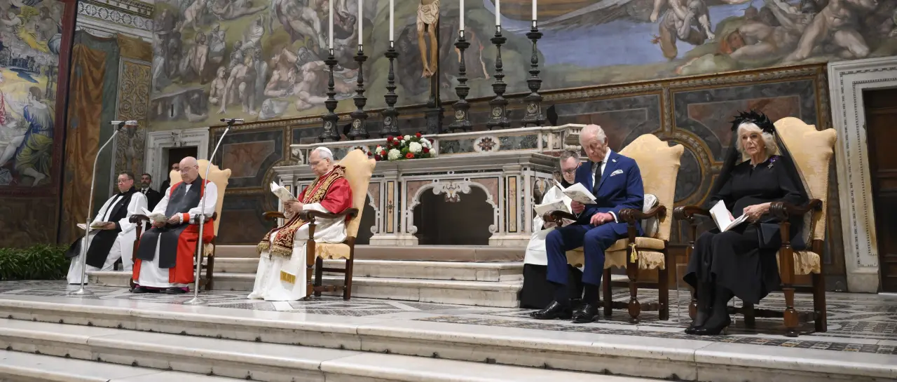 El papa y el rey Carlos III rezan juntos en la Capilla Sixtina en un evento histórico después de casi 500 años