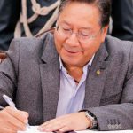Arce promulga la ley para importación directa de combustible; advierte un precio “más elevado”